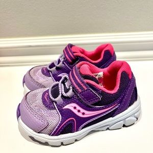 Saucony runners for toddler size 5. Like new/very good condition.
